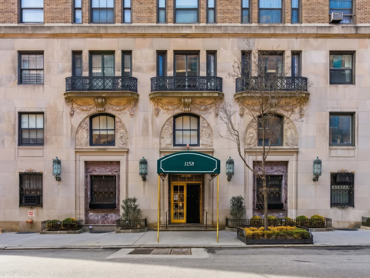 The entrance of 1158 Fifth Avenue